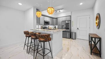 Réfrigérateur, micro-ondes, four, plaque de cuisson