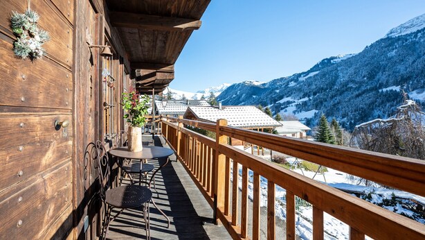 A wooden balcony with a view of snow-covered mountains. - Chalet 'Chez Mémé' with Mountain View, Private Terrace and Private Garden (Hauteluce)