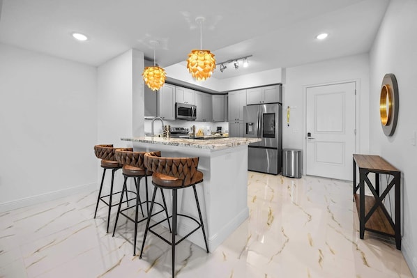 ثلاجة، ميكروويف، فرن، موقد طهي مسطح