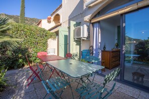 Outdoor dining - Apartment 'Pramousiquer D23' with Mountain View, Shared Pool and Air Conditioning (Lavandou)