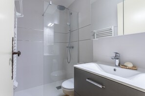 Shower, hair dryer, towels - Apartment 'Pramousiquer D23' with Mountain View, Shared Pool and Air Conditioning (Lavandou)