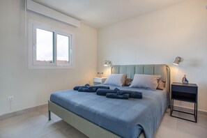 2 عدّة غرف نوم ومكواة/لوح كي وواي فاي مجانًا وملاءات أسرّة