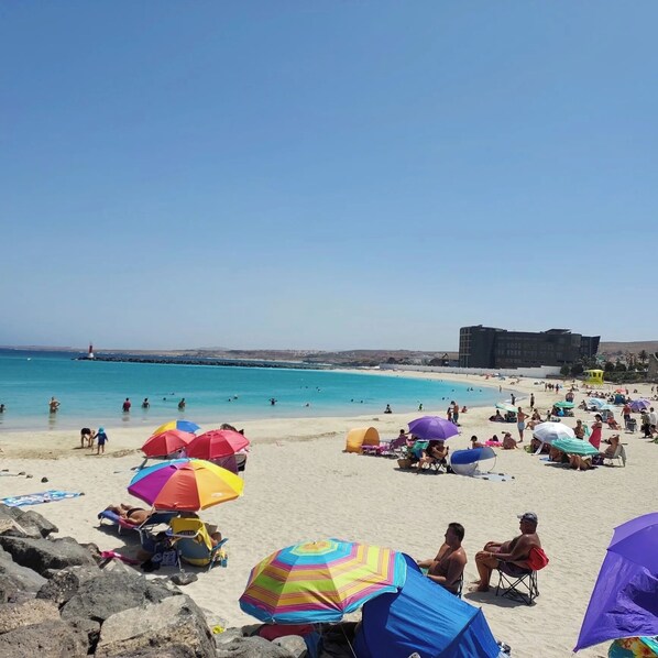 Una spiaggia nelle vicinanze