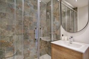 Douche, séchoir à cheveux, serviettes fournies