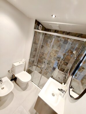 Shower, hair dryer, towels