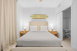 2 habitaciones, escritorio y tabla de planchar con plancha