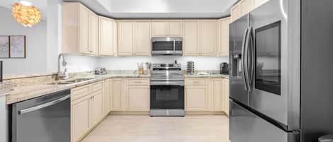 Refrigerador, microondas, horno, placa de cocina