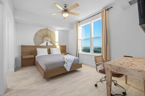 2 habitaciones, escritorio y tabla de planchar con plancha
