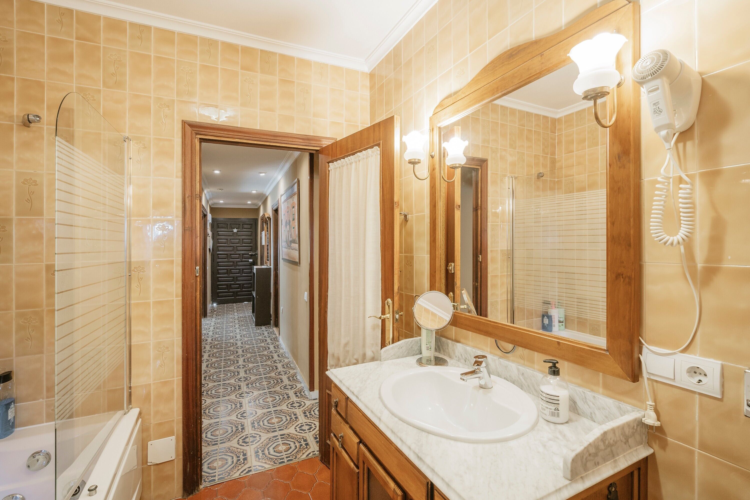 Een douche, een haardroger, handdoeken