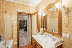 Shower, hair dryer, towels - Country House 'Ribera Del Duero' with Mountain View, Private Pool and Private Garden (TRASPINEDO)