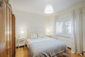 3 bedrooms, iron/ironing board, bed sheets, wheelchair access