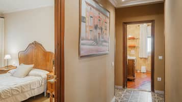 3 slaapkamers, een strijkplank/strijkijzer, beddengoed