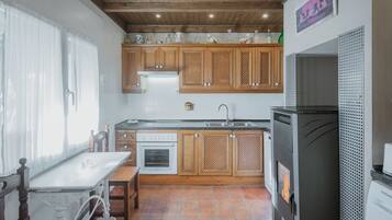 Een koelkast, een magnetron, een oven, een kookplaat