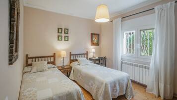 3 slaapkamers, een strijkplank/strijkijzer, beddengoed