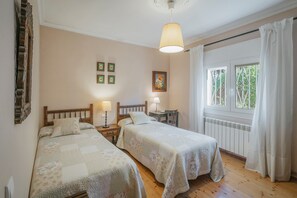 3 bedrooms, iron/ironing board, bed sheets, wheelchair access