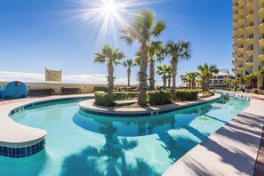 Kolam renang indoor dan kolam renang outdoor