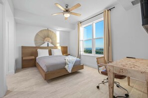 2 soverom, skrivebord, strykejern/-brett og reiseseng for barn