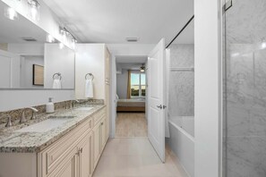 Dusj, hårføner og håndklær