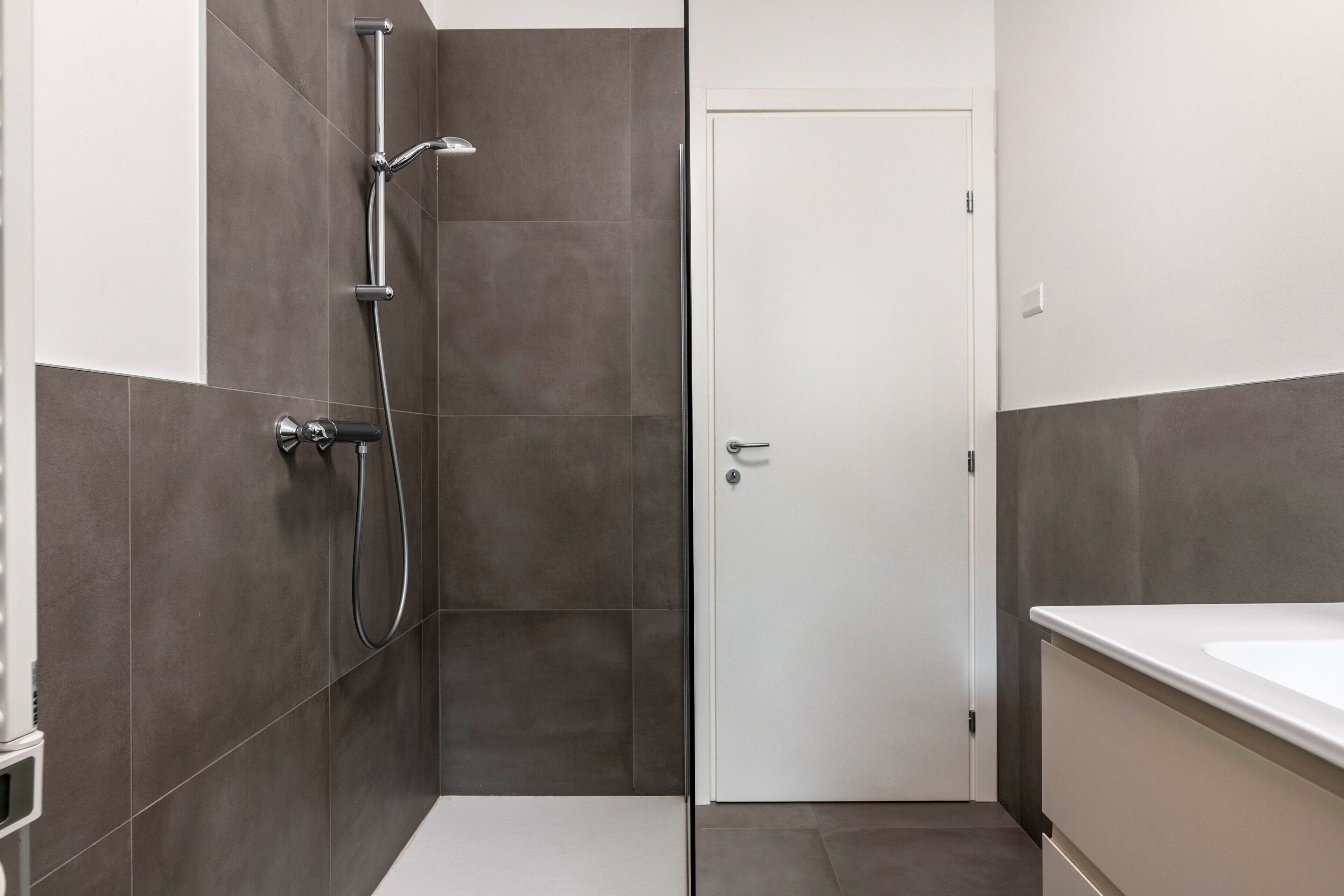 Douche, sèche-cheveux, serviettes fournies