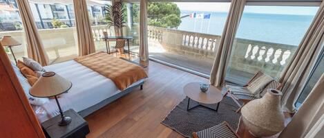 5 bedrooms, iron/ironing board, WiFi, bed sheets