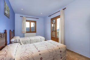 3 bedrooms, iron/ironing board, free WiFi, bed sheets