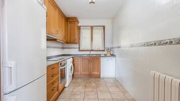 Frigorífico, microondas, horno y placa de cocina