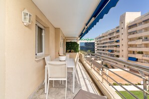 Outdoor dining - Apartment 'Sunresting  Puerto Banus' with Sea View, Wi-Fi and Air Conditioning (Marbella)