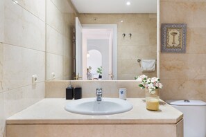 Shower, hair dryer, towels - Apartment 'Sunresting  Puerto Banus' with Sea View, Wi-Fi and Air Conditioning (Marbella)
