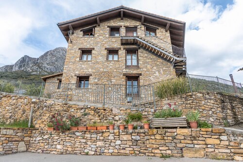 Apartment 'Turbón' with Mountain Views, Shared Garden and Wi-Fi