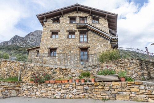 Apartment 'Turbón' with Mountain Views, Shared Garden and Wi-Fi