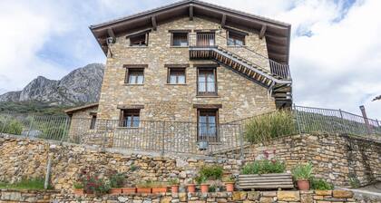 Apartment 'Turbón' with Mountain Views, Shared Garden and Wi-Fi