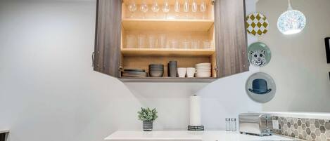 Réfrigérateur, four à micro-ondes, un four, surface de cuisson