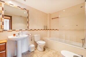 Chuveiro, secador de cabelo, toalhas de banho 