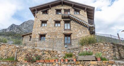 'Xisqueta' Apartment with Mountain Views, Private Garden and Wi-Fi