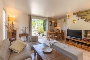 TV, DVD player, table tennis - Villa 'Gite' with Private Pool, Private Garden and Wi-Fi (Grospierres)