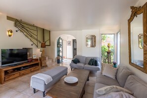 TV, DVD player, table tennis - Villa 'Gite' with Private Pool, Private Garden and Wi-Fi (Grospierres)