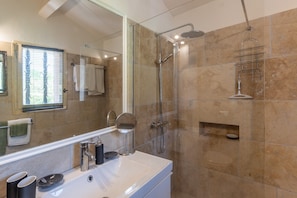 Douche, sèche-cheveux, serviettes fournies