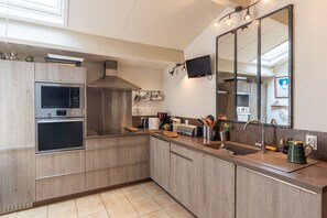 Fridge, microwave, oven, stovetop - Villa 'Gite' with Private Pool, Private Garden and Wi-Fi (Grospierres)