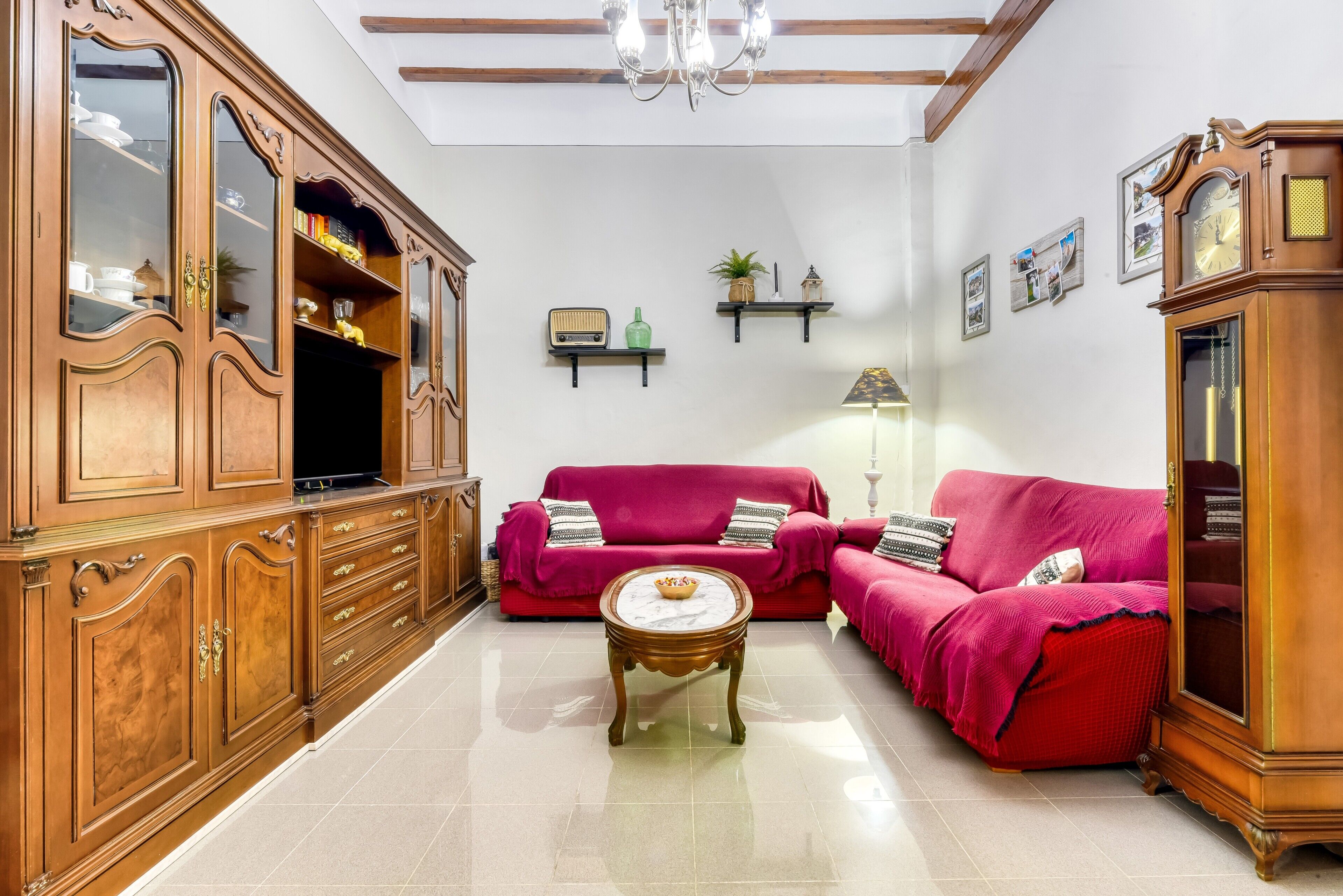 Een televisie en een open haard