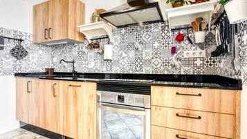 Een koelkast, een magnetron, een oven, een kookplaat