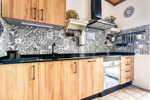 Fridge, microwave, oven, stovetop - Country House 'Tío Salvador' with Lake View, Private Terrace and Wi-Fi (Bolbaite)