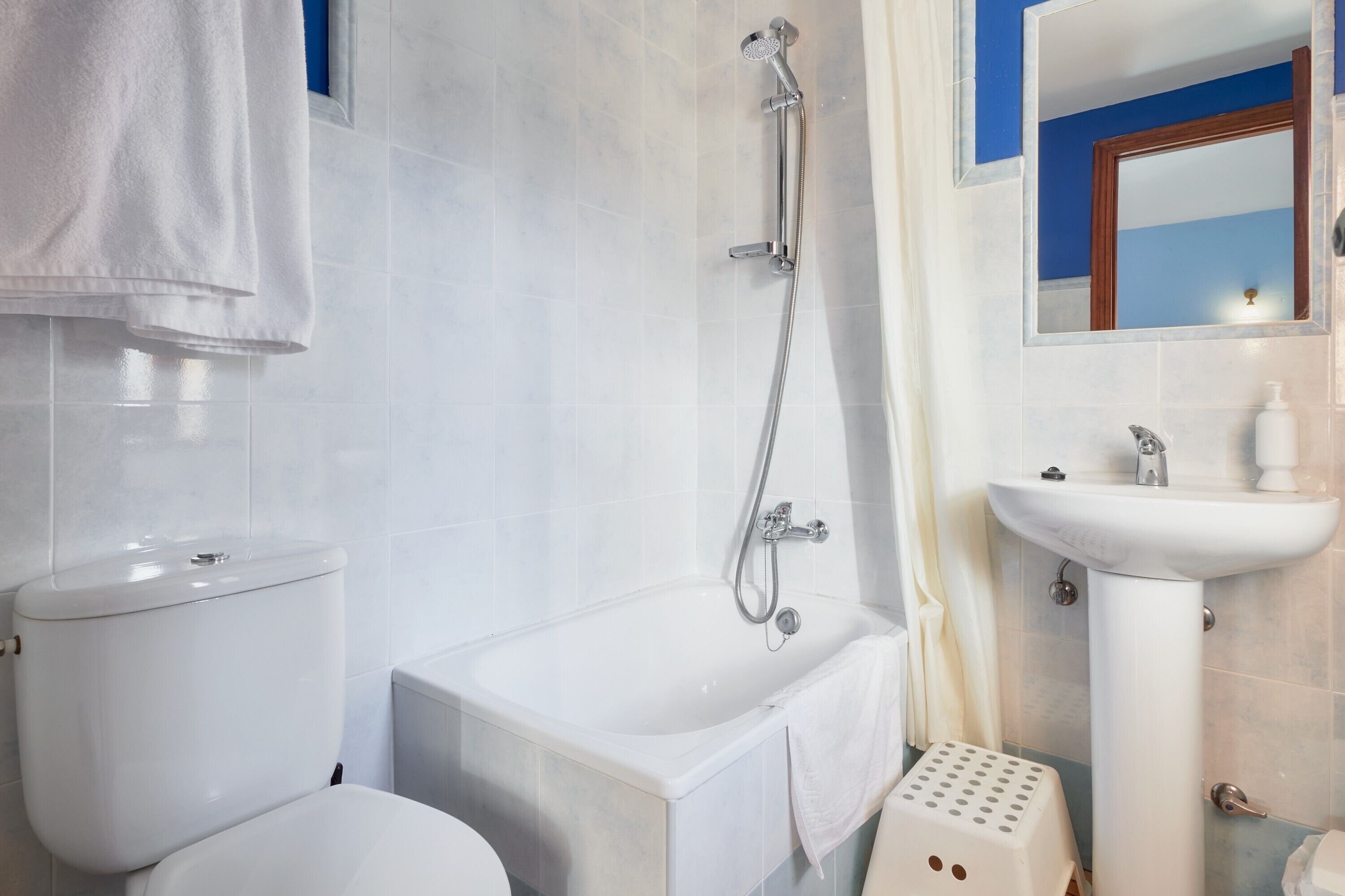 Een douche, handdoeken