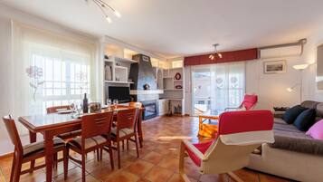 Televisie, een open haard en een dvd-speler