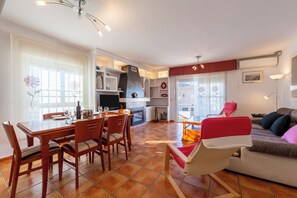 Fernseher, Kamin, DVD-Player