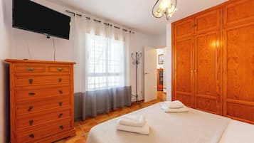 2 bedrooms, iron/ironing board, free WiFi, bed sheets
