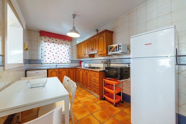 Frigorifero, microonde, forno, piano cottura