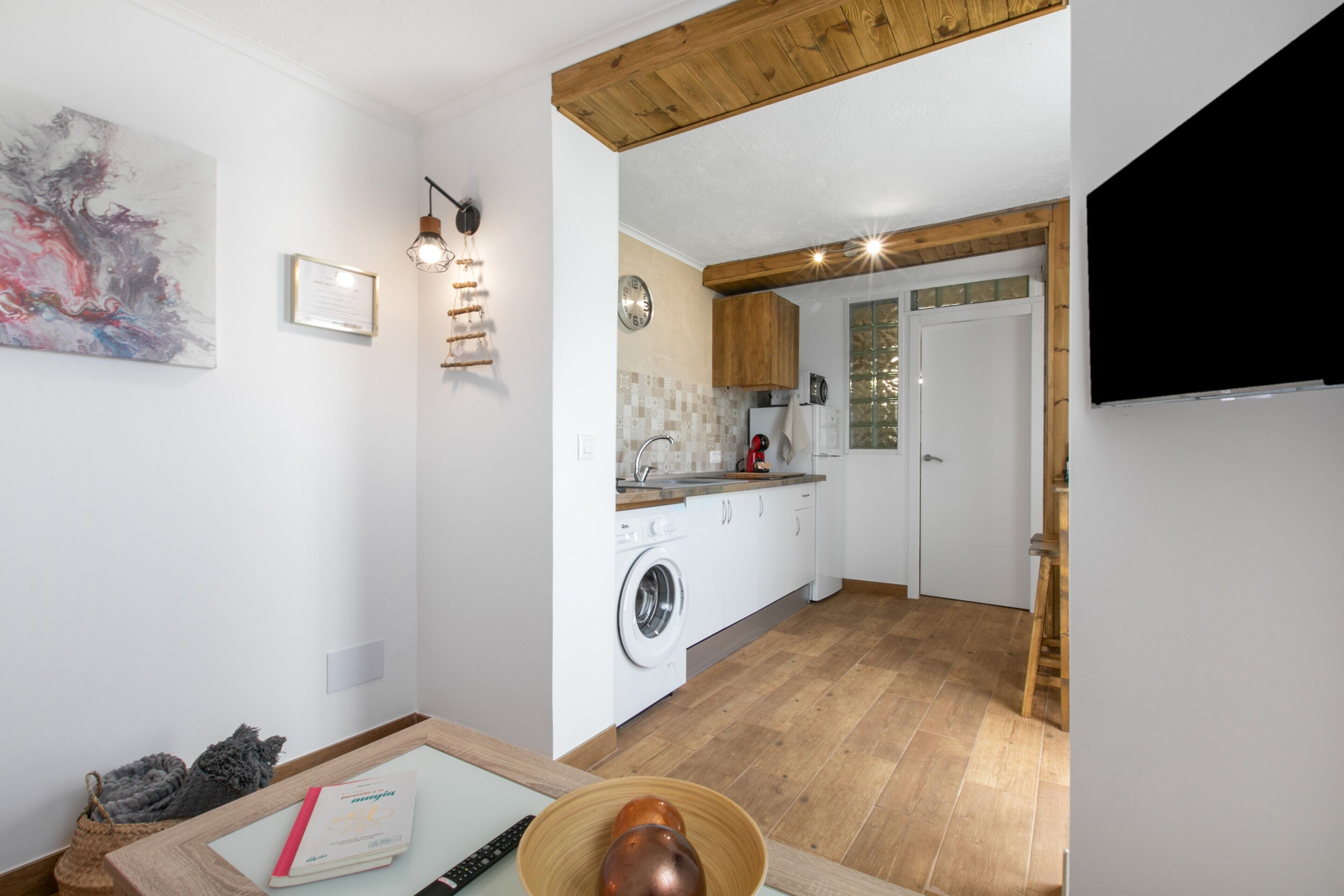 Réfrigérateur, micro-ondes, plaque de cuisson, cafetière/bouilloire