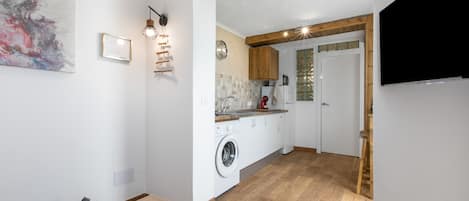 Kühlschrank, Mikrowelle, Herdplatte, Wasserkocher mit Kaffee-/Teezubehör