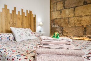 1 soverom, strykejern/-brett, wi-fi (inkludert) og sengetøy