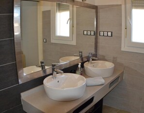 Dusj, hårføner og håndklær